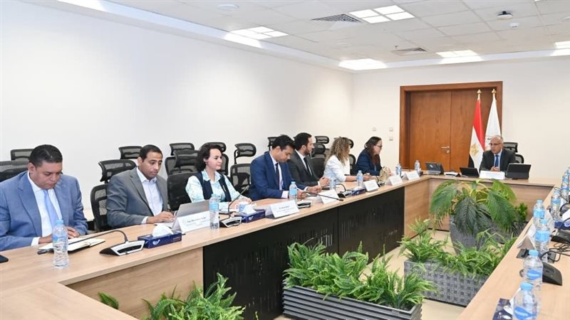 وزير الري ومدير البنية