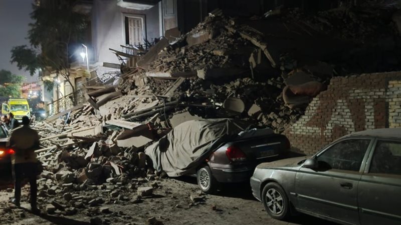 انهيار عقار في باب