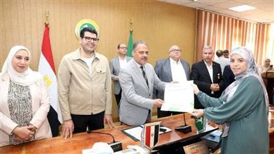 كرمها محافظ الشرقية.. احتفال أهالي ديرب نجم بتفوق الأولى على التعليم الفني