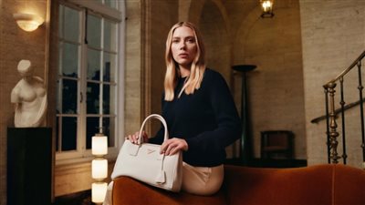 النجمة سكارليت جوهانسون بطلة حملة حقيبة Galleria من برادا