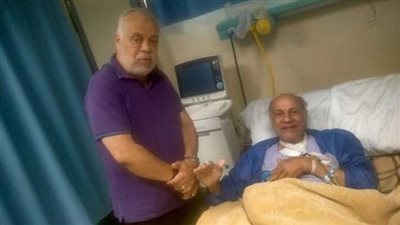 بعد إجرائه لعملية جراحية .. أشرف زكي يطمئن على عيد أبو الحمد|صور