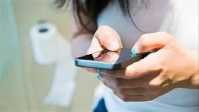 5 حالات توضح .. لماذا يعد استخدام الهاتف في الحمام فكرة سيئة