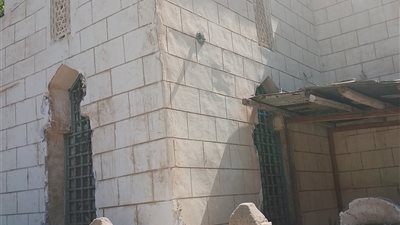 ضريح أبو المعاطي بدمياط.. انهيار السور يهدد أصوات الترتيل