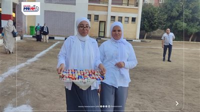 بالورو والشيكولاتة.. استقبال مميز لطلاب الفيوم في أول أيام الدراسة 2026