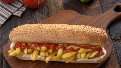 ساندويش البطاطس المقرمشة مع الثومية: وجبة سريعة ولذيذة وطعم لا يقاوم