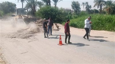 قنا: استجابة لطلب الأهالى برصف طريق المفارق حتى كمين الرمل |صور