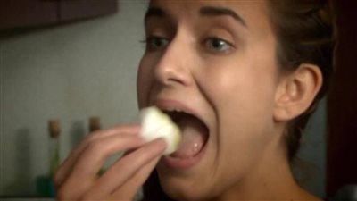 عارضات أزياء يأكلن كرات القطن للحفاظ على أوزانهن النحيفة