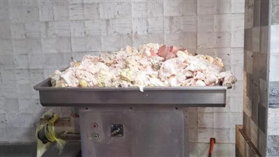 ضبط مصنع مخللات يدار دون ترخيص في منطقة زراعية ببني سويف 