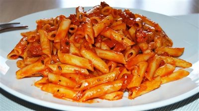 طريقة عمل مكرونة الصلصة السريعة واللذيذة في 10 دقائق 