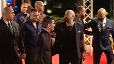 بجاردات وحراسة مشددة .. لحظة وصول النجم محمد سعد لحفل جوائز الدير جيست|صور