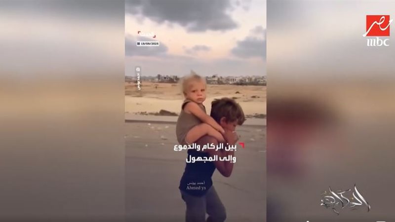 طفل فلسطيني يحمل
