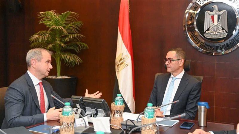 وزير الاستثمار يبحث