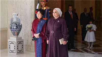 كعادتها.. أناقة واحتشام السيدة أنتصار السيسي خلال ترحيب رئيس سنغافورة 