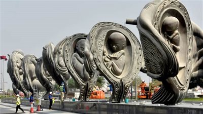 من الحمل للولادة.. منحوتات فنية لتطور الأجنة يُكشف عنها بقطر