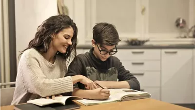 كيف تساعد أبناءك على المذاكرة دون عصبية أو توتر؟.. ولاء شبانة تجيب