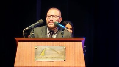 أحمد السقا يكشف عن سبب غياب محمد هنيدي عن حفل ختام مهرجان الإسكندرية المسرحي