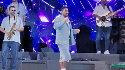 إطلالة أحمد سعد من فوق رسمي ومن تحت فرفشة.. ما القصة؟