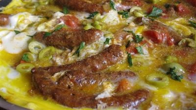 تعرفي على طريقة عمل طاجن البيض بالسجق مع سلطة خضراء شهية