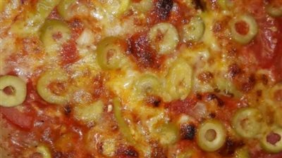 طريقة عمل بيتزا الطاسة السريعة بدون فرن لعشاء لذيذ وخفيف