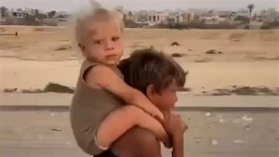 معاناة يغلبها الألم.. طفل فلسطيني دفن أمه على الطريق ويحمل أخته هربًا من الحرب