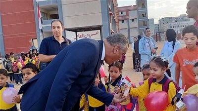 نائبة محافظ القليوبية تتابع المدارس ومدير إدارة العبور يوزع الحلوى على الطلاب