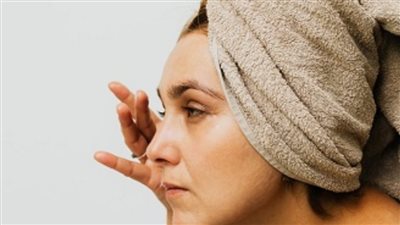 بوتكس طبيعي مذهل بالكركديه لتفتيح البشرة وشد التجاعيد بطريقة آمنة