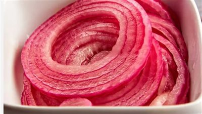 تعرفي على أسرع وصفة منزلية لتحضير مخلل البصل الأحمر بخطوات سهلة