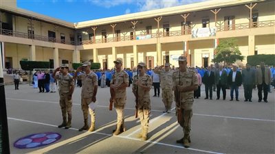 وكيل تعليم المنوفية يشارك الطلاب الثانوي طابور الصباح فى العام الجديد