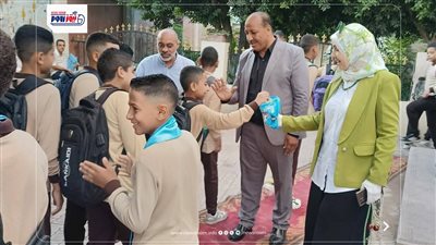 حلوى وبسمات.. المنيا تستقبل طلابها في أول يوم دراسي بأجواء احتفالية