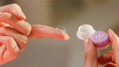 لمرتدي العدسات اللاصقة.. خبير عيون يصدر تحذيرًا للمسافرين بالطائرة