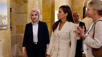 لمسة مصرية.. المصممة دينا شاكر تكشف كواليس تصميم الجاكيت الملكي للملكة ليتيزيا