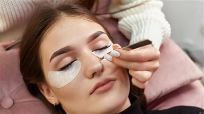 تكلّفك بصرك!. تحذير طبي مهم لمستخدمي الرموش الاصطناعية