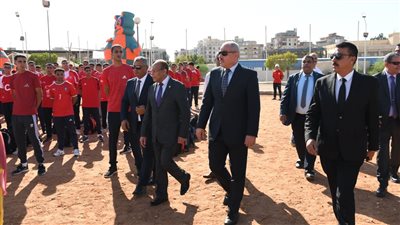 قيادات جامعة قناة السويس تشارك طلاب كلية علوم الرياضة مراسم تحية العلم 