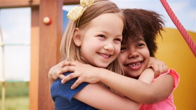 عودة الدراسة.. ساعد طفلك على أن يكون صديقًا لطيفًا