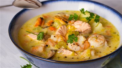 شوربة السي فود اللذيذة: وصفة شهية وسهلة لكل عشاق المأكولات البحرية 