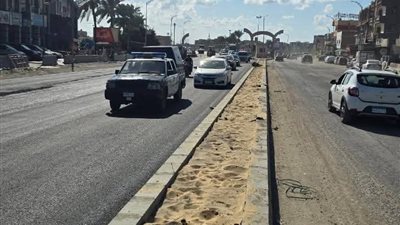 بدء أعمال الرصف بالأسفلت بمشروع تطوير طريق دمياط الجديدة- الميناء