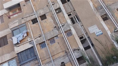 أهالي الزرقا يستغيثون من عمارات آيلة للسقوط بكوبري البخاري ويطالبون بتدخل عاجل