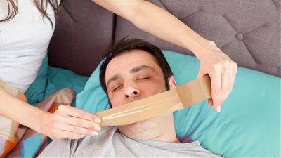 تتحدث أثناء نومك! السبب الذي يجعلك تفعل هذا وطرق العلاج 