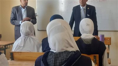 وكيل تعليم نجع حمادي يشرح مزايا «البكالوريا المصرية» لطلاب المدرسة 
