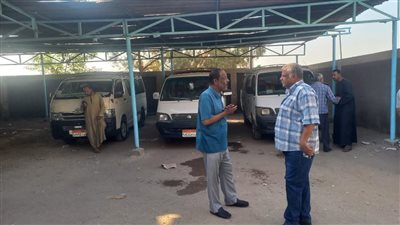 رئيس محلية قوص يتفقد الحاله العامه لمجمع المواقف في ثاني أيام الدراسة بقنا 