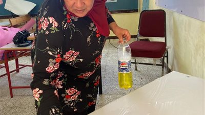 غسلتها بالصابون.. مديرة مدرسة بالمنوفية تنظف الديسكات للطلاب: بنضف لولادي