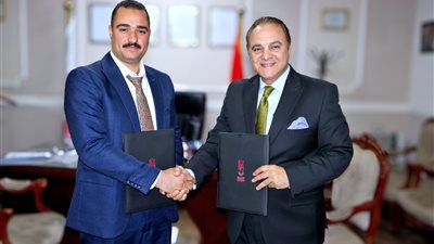 توقيع عقد حق الانتفاع لإقامة أول فندق خمس نجوم بسوهاج 