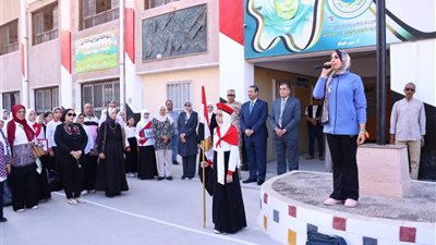 محافظ دمياط يشهد طابور الصباح بعدد من المدارس ويتابع انتظام الدراسة
