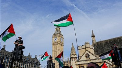 بالهتافات والعناق.. رفع العلم الفلسطيني على مبنى البعثة الفلسطينية في لندن