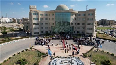 جامعة السويس تستقبل عامها الجديد بتحية العلم ورسائل دعم للطلاب