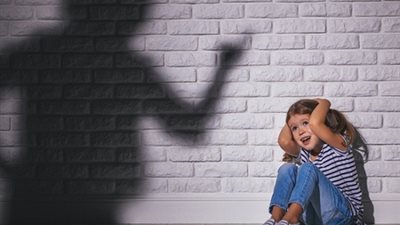 «بتعاقبه بوضع الشطة».. فتاة تستغيث بالإعلام لانقاذها واخيها من العنف الأسرى