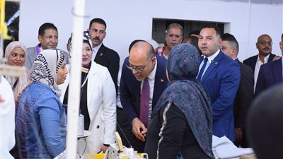 وزير العمل يختتم جولته في السويس بزيارة شركة بلازا لصناعة الملابس الجاهزة