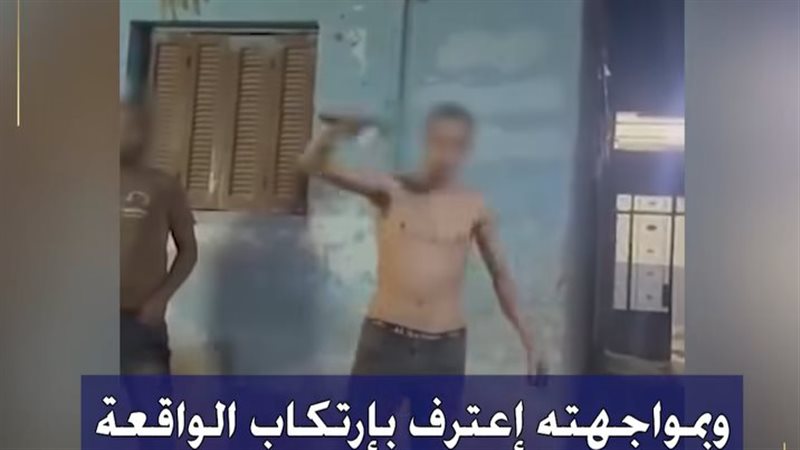ضبط شخص عارى يلوح