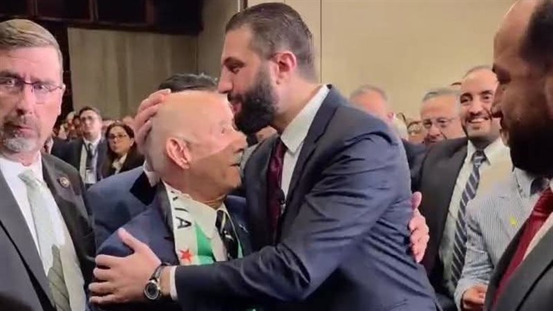 الشرع يقبل رأس رجل