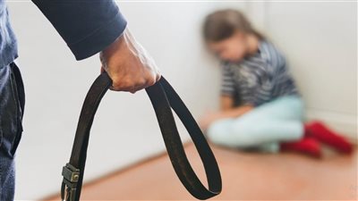 طبيب نفسي لـ «نيوز رووم».. الضرب التأديبي للطفل عملية مُنظمة لتعليمه العنف